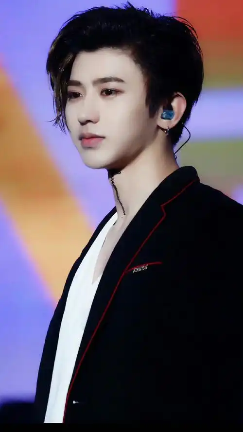 蔡徐坤超话#蔡徐坤#cxk#原创音乐制作人蔡徐坤#酷酷的喉结拉链大奎