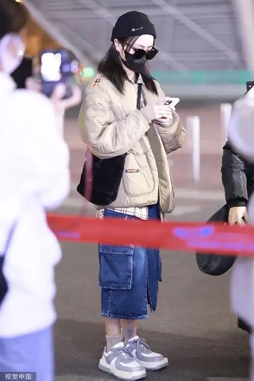 组图:谢可寅戴黑色毛线帽从机场出发 穿棉服牛仔裤保暖且时尚