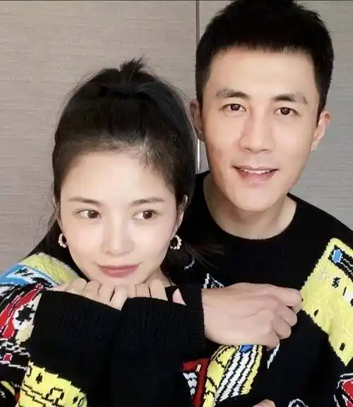 杜淳晒和妻子的合照,评论区再次引起质疑,王灿这么不招人待见