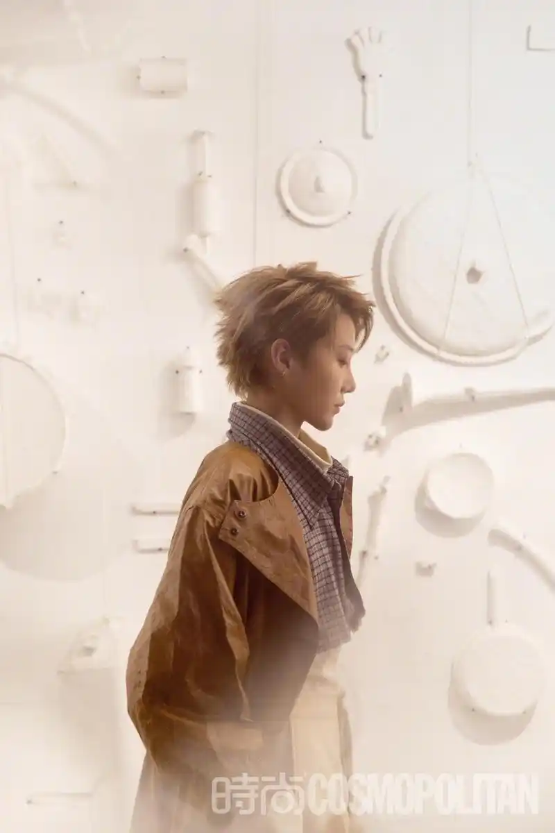 刘雨昕登初秋大片侧颜精致 穿针织毛衣戴眼镜温柔文艺