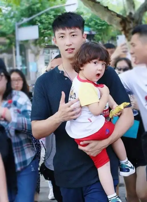 豪豪探班黄景瑜目标吻20下全程甜到爆,黄景瑜手机壳意外曝光了