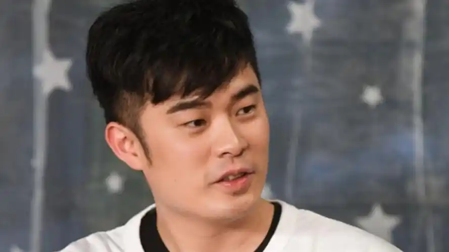 陈赫一家迪士尼被偶遇,张子萱打扮精致少女感,三岁女儿牙齿参差