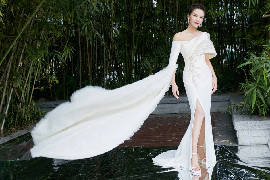 新浪娱乐讯 8月7日,刘涛出席白玉兰绽放颁奖典礼的造型曝光,白裙大气