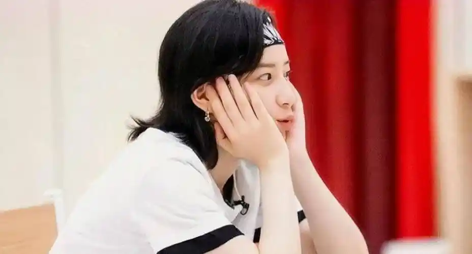 在综艺节目《花样年华》中,就有一段杨紫和李斯丹妮"吵翻"的"表演"一