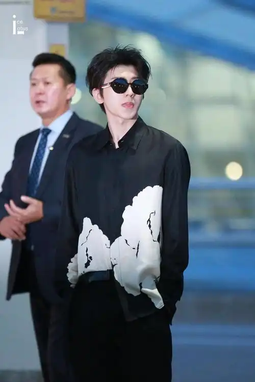 大明星启程回国!蔡徐坤现身仁川机场气场爆棚