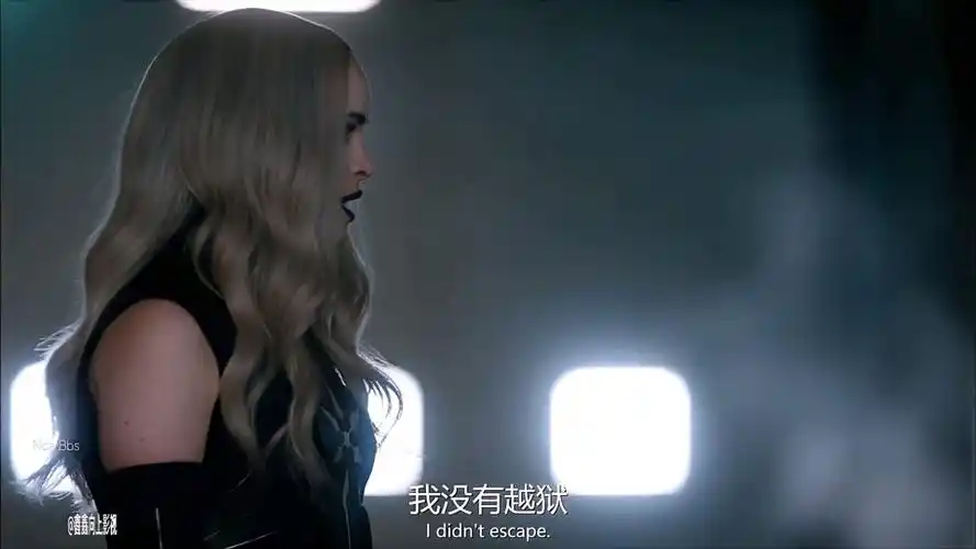 闪电侠冰霜为了要抓捕马克回去自首直接跟他在外面打架想要抓