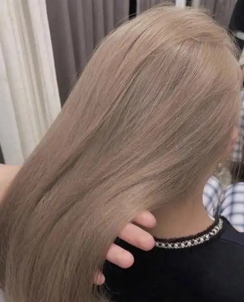 这款奶茶棕灰色的发色,和时尚女孩真的超级搭,并旦这款颜色,无论从
