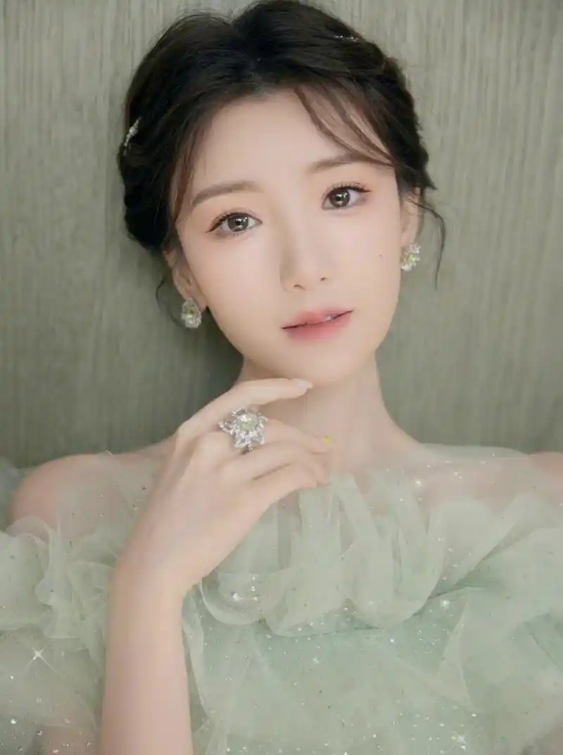 毛晓彤身穿薄荷色公主裙,美得不可方物,给人一种唯美浪漫的感觉