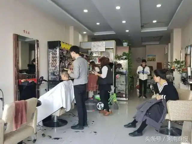 节前郑州理发店生意火爆有人去三次没剪成发型师忙到凌晨