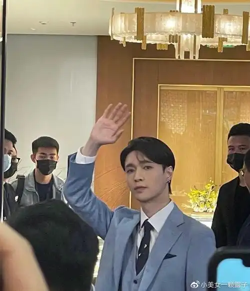 张艺兴录节目遇到吴亦凡,两人久未同框,粉丝却撇清和吴亦凡关系