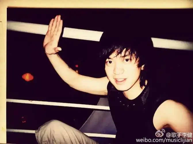 在这个薄情的世界,李健偏偏以他的深情,活成了一个传奇.