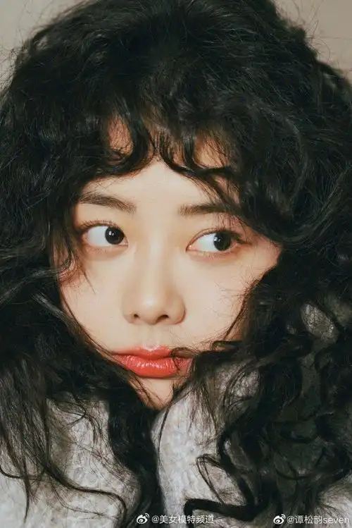 谭松韵羊毛卷造型甜美又俏皮