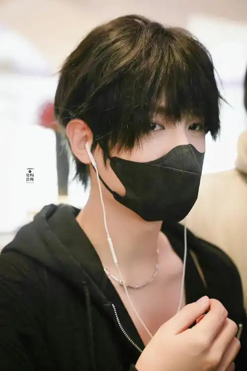 黄明昊日系黑发六宫格