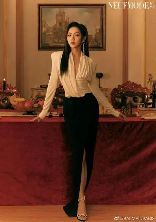 在暮色之下,@the9-谢可寅身着#balmain2021早春系列#黑白垂坠细节礼服