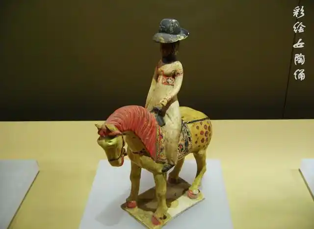 彩绘女陶俑:多摸的 fashion 呀