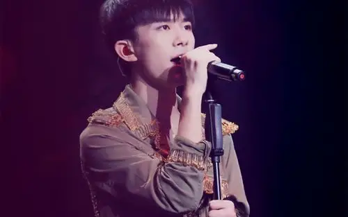 帅气魅力易烊千玺壁纸_闪耀舞台的易烊千玺