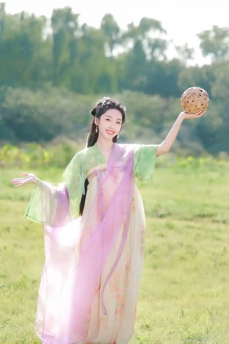 #宣璐秋日古风玩趣造型# 宣璐是什么古风美人呀,古装太绝了, - 抖音