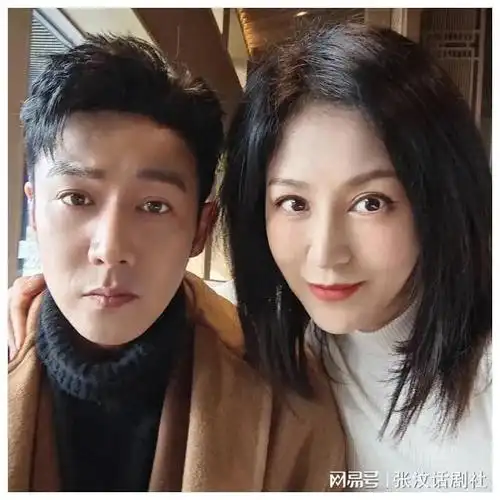 鲍蕾与老公甜蜜自拍,48岁陆毅头顶长出白头发,眼尾褶子也不少