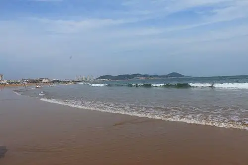 青岛金沙滩是我国沙质最细,面积最大,风景最美的沙滩,号称"亚洲第一滩