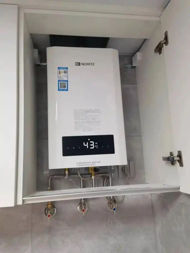 能率热水器,装在柜子里 燃气热水器是可以安装在橱柜里的,大家有个