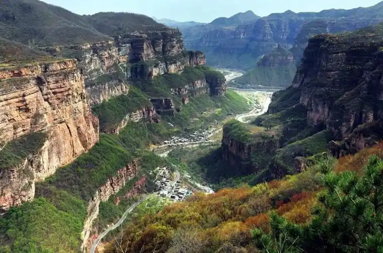 四月的河南林州市桃花谷风景区,太行山麓中百花盛开,漫山遍野,崖壁山
