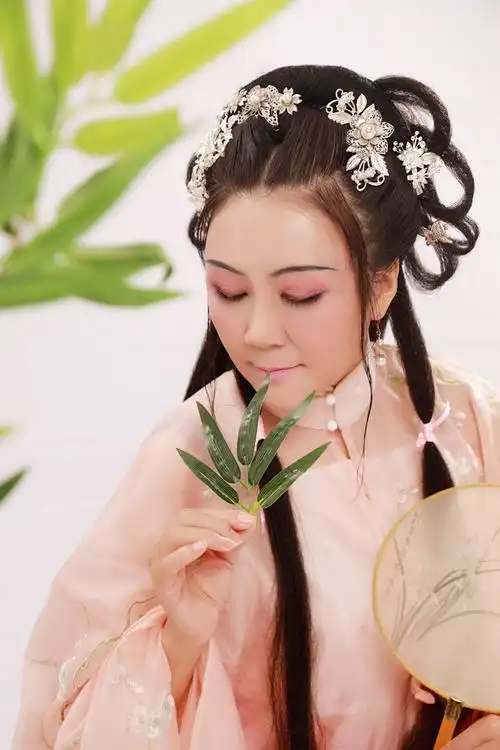 其实我的脸比较圆,不适合拍古代美女,但是也尝试一次跟原来拍片的不一