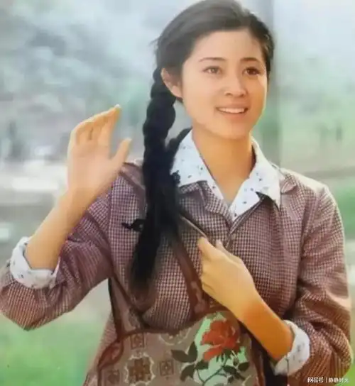 这张照片无疑是对倪萍年轻时的美丽