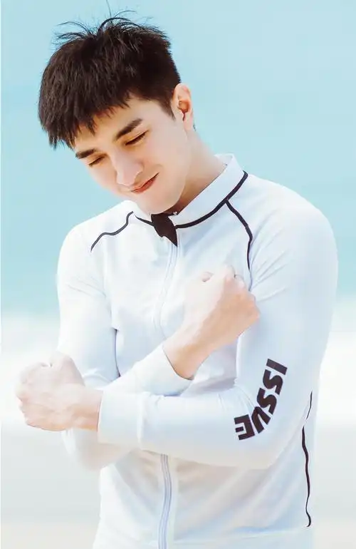 金瀚海边秀大长腿 运动型男进村展现反差萌_娱乐频道_中国青年网