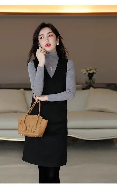 荷叶边裙面料:毛呢领型:可脱卸帽上市时间:2021年冬季风格:优雅,百搭