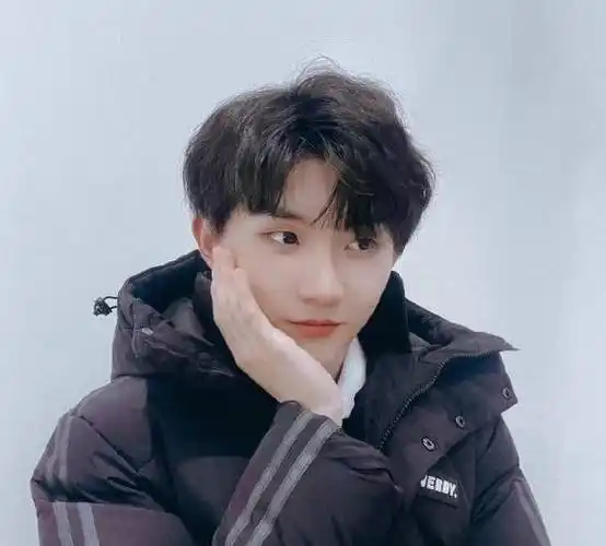 马嘉祺素颜照被疯传,卸掉浓妆失去滤镜,这才是18岁应该有的样子_时候