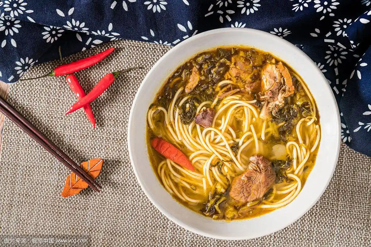 放在木桌上的老坛酸菜牛肉面