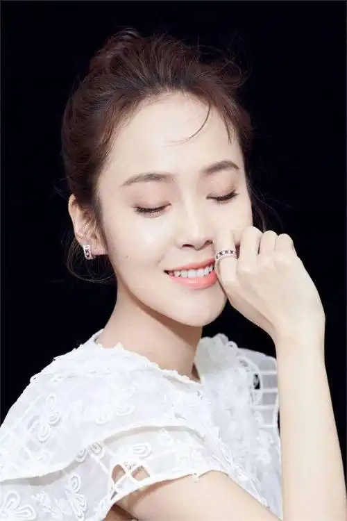 张佳宁是一名女演员,她在娱乐业展现了独立自信的女性魅力.