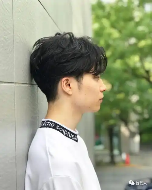 上刘海短发只需自然吹干就行,简单的造型也能缩短早上的时间哦!侧面