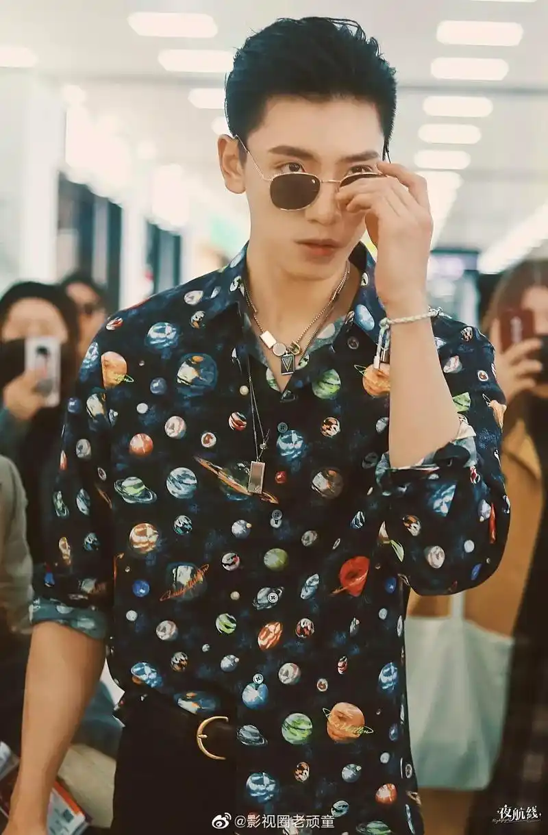 看到一张王子异戴眼镜的图!金边眼镜戴起来!斯文败类!禁欲医生!