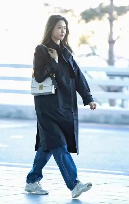 女艺人金雪炫街拍长发披肩有女人味身材好穿长款风衣也不显矮