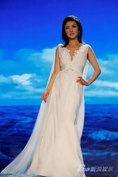 张燕拍音乐片《美丽的旗帜》 经典歌曲向党献礼