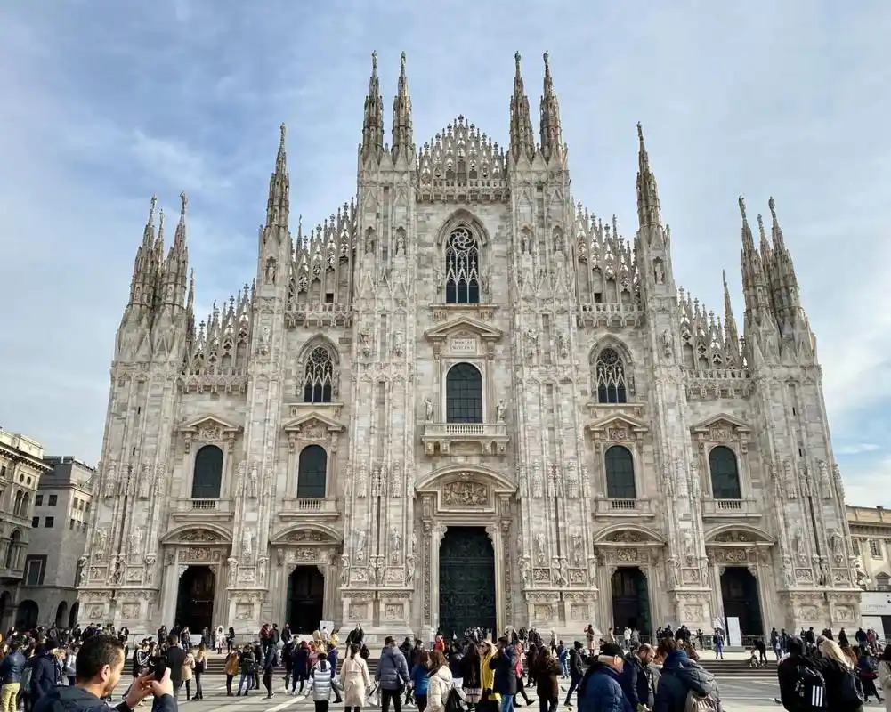 意大利之旅米兰大教堂 米兰大教堂是世界上最大的哥特式建筑,有"米兰