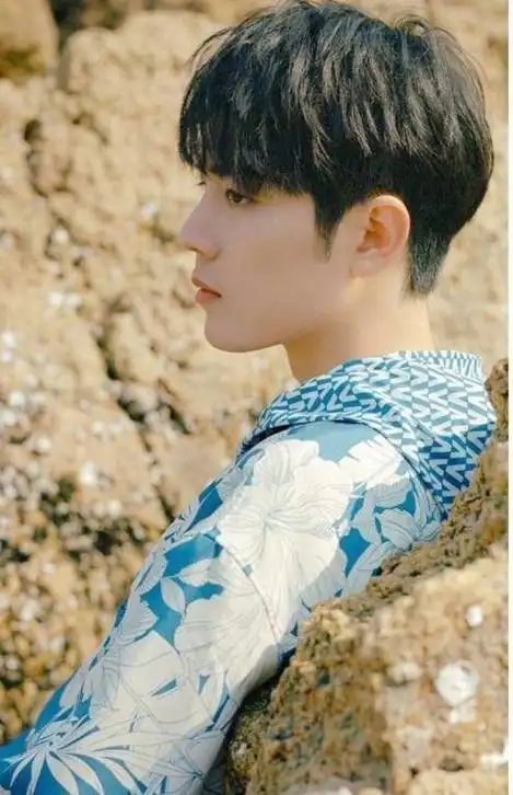 肖战侧面照片帅照 肖战最帅的一张照片-图片大观-奇异网