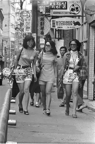 老照片里七十年韩国时尚的变化 越变越丑了