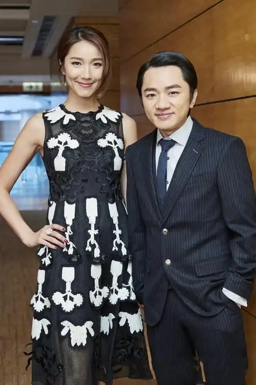 王祖蓝和老婆李亚男一低一高反差萌,看起来挺般配的!