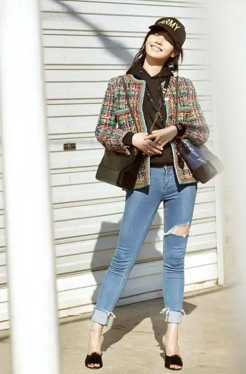 小香风的外套使得白百何看起来精致又时尚,搭配紧身的破洞牛仔裤,展现