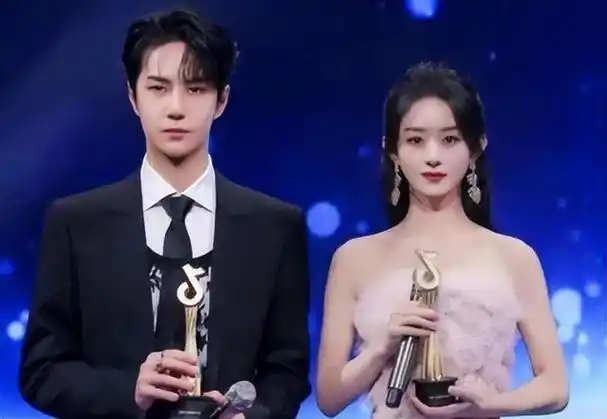 回顾"天选半夏"赵丽颖:被王一博独宠遭85花孤立,新剧