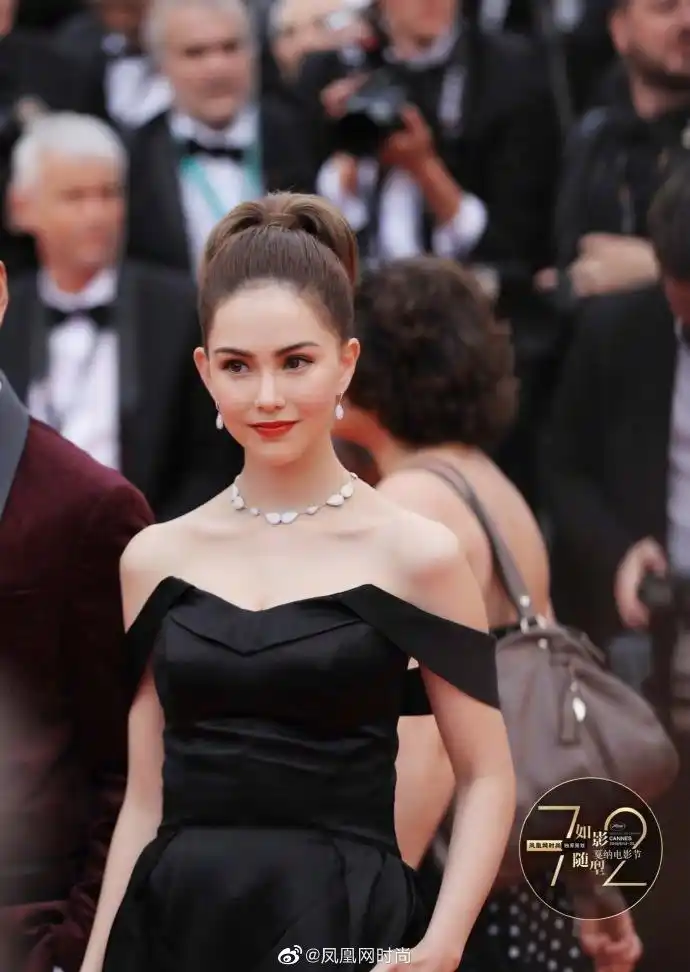 昆凌亮相第72届戛纳开幕红毯 黑天鹅造型气场十足