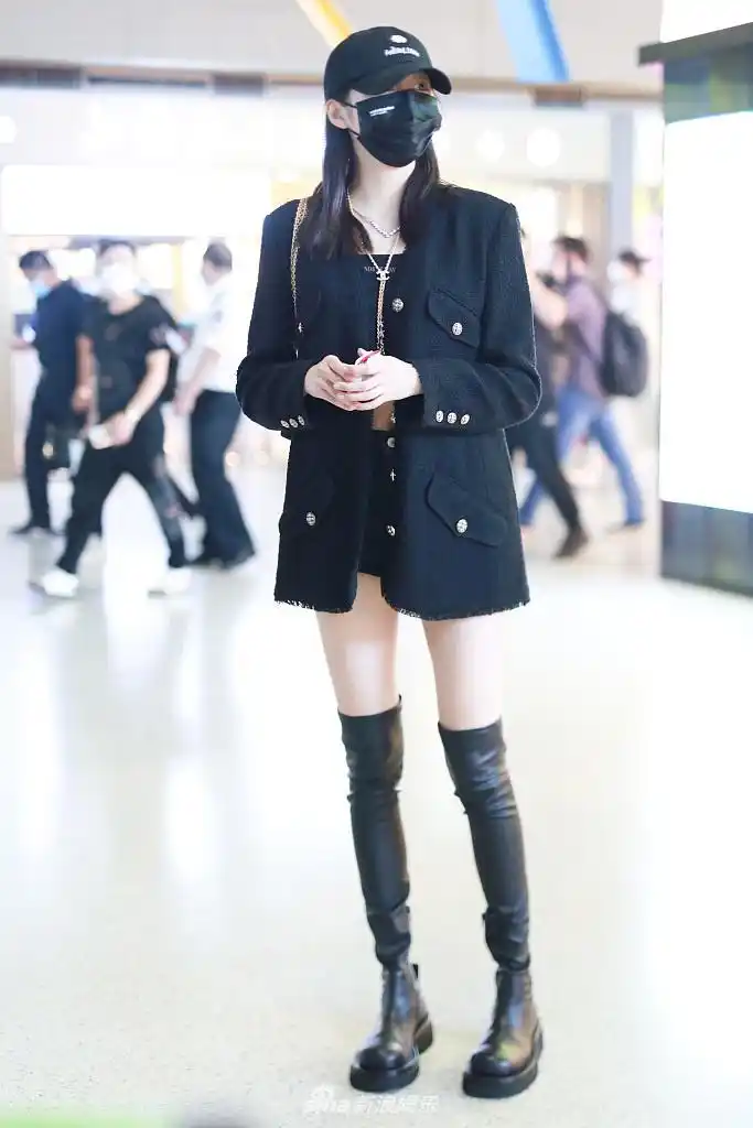 关晓彤穿过膝靴大秀漫画腿02西装look又美又飒