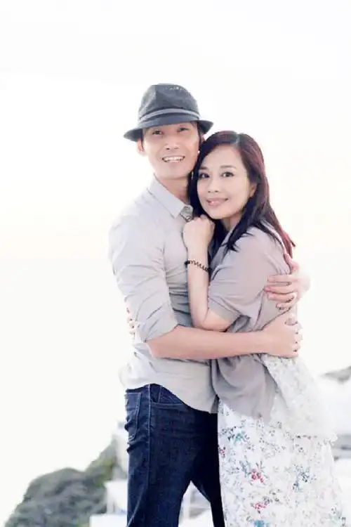 张铎可是难得的好老公搂陈松伶腰合影丁克多年也不嫌弃她老