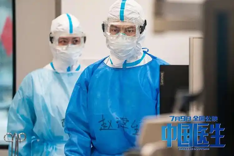 易烊千玺饰演见习医生中国医生发布青春力量特辑
