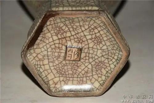 宋代哥窑修内司款六方梅瓶