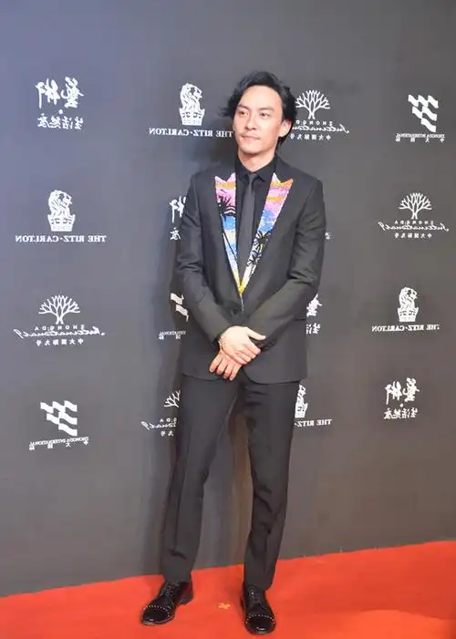 张震帅气亮相西安袁娅维深v惊艳全场