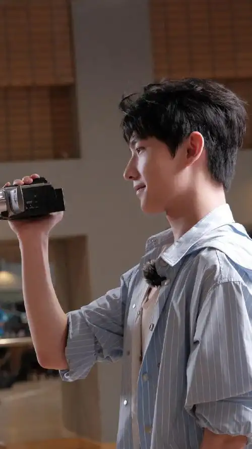 做咖啡侧颜#哇,杨洋太懂我们想看什么了,这照片不妥妥的女友视角么,我