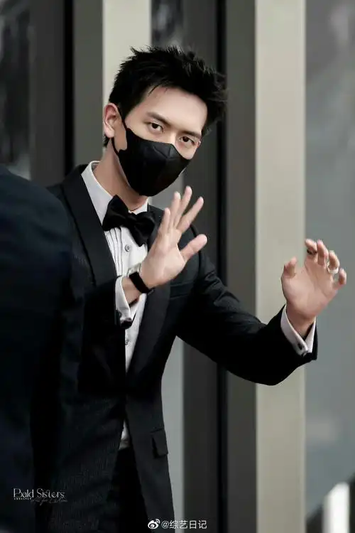 李现现偶霸总:时尚芭莎红毯造型西装领结儒雅绅士